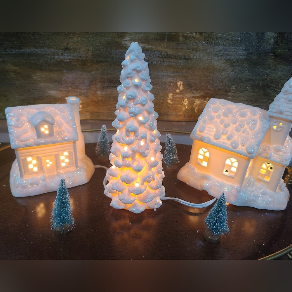 AVON 3 Piece Christmas Village (Plug In)